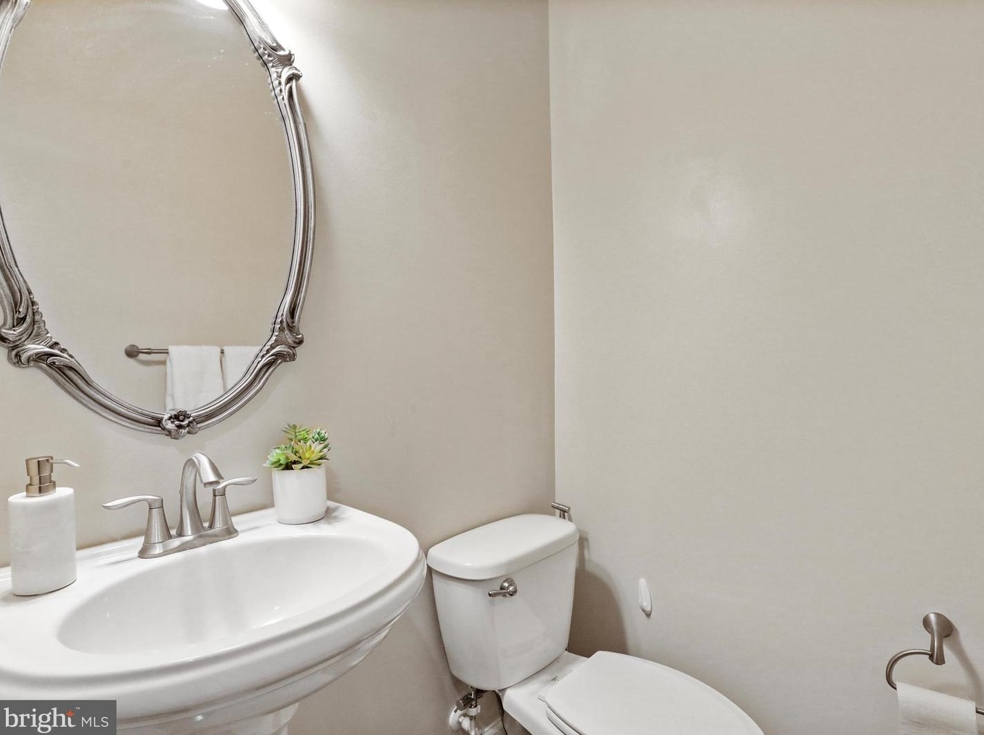 40594 Banshee Dr, Leesburg VA 20175-7514 exterior