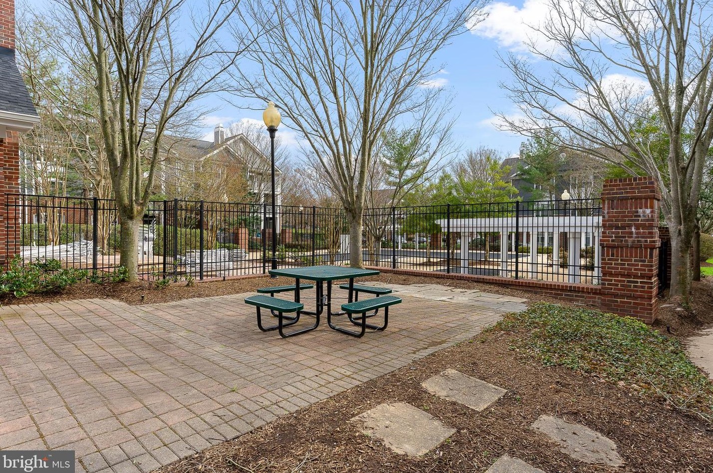20281 Beechwood Ter, Ashburn VA  20147-2716 exterior