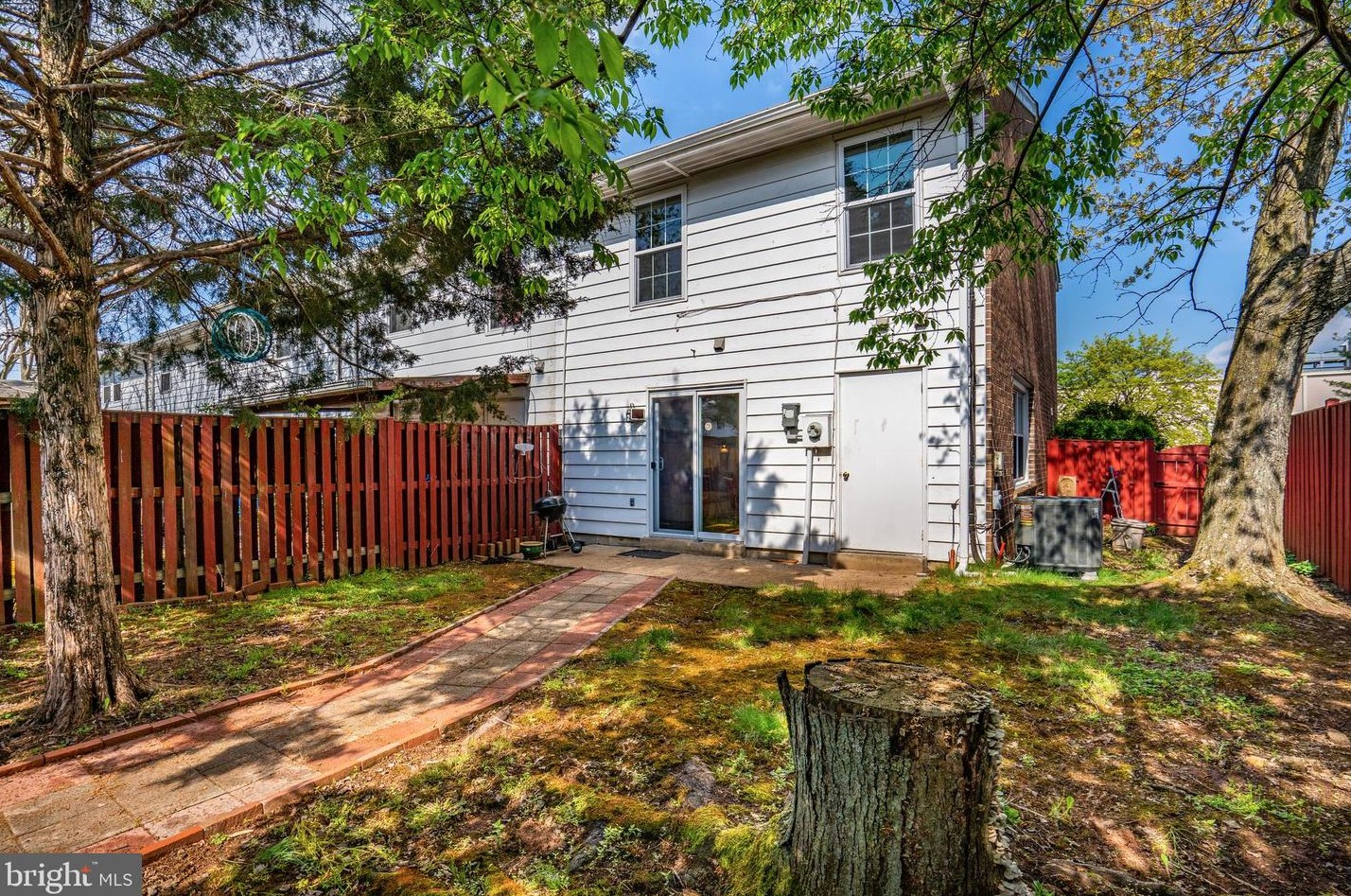 118 Maple Ave, Dulles VA  20164-4221 exterior