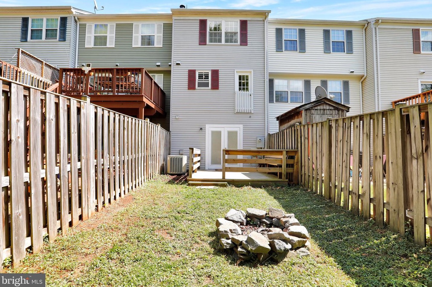 30 Bickel Ct, Dulles VA  20165-5721 exterior