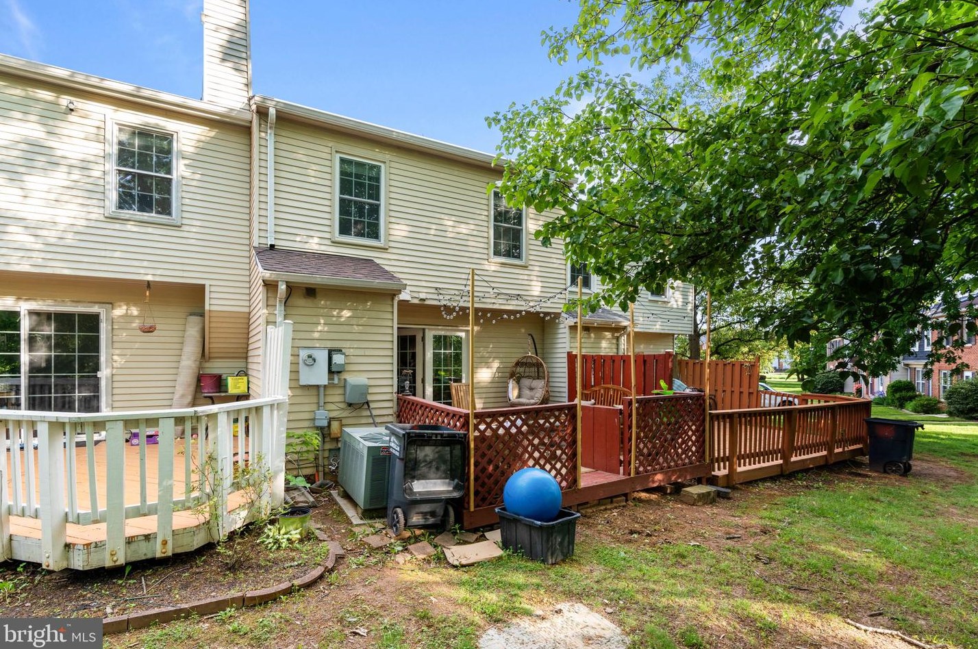 22303 Mayfield Sq, Dulles VA  20164-4972 exterior