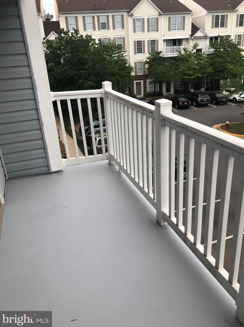 21809 Baldwin Sq, Dulles VA  20164-1870 exterior