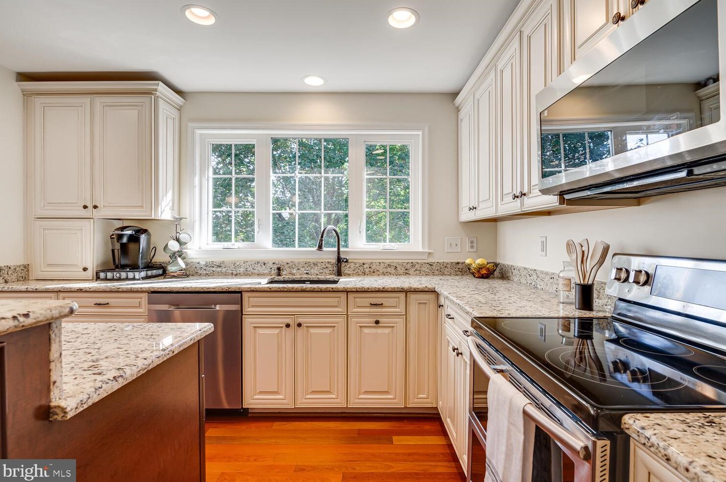 8627 Hollowbrook Way, Manassas VA  20110-7010 exterior