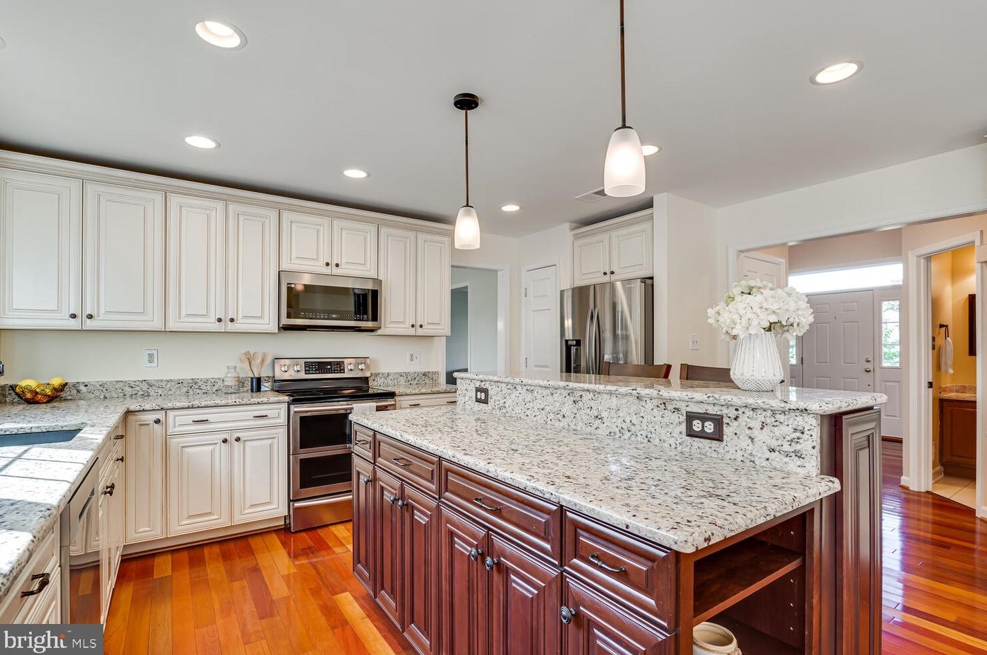 8627 Hollowbrook Way, Manassas VA  20110-7010 exterior