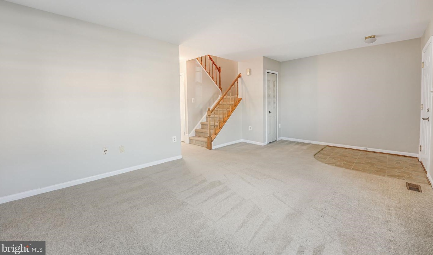8675 Point Of Woods Dr, Manassas VA  20110-6333 exterior