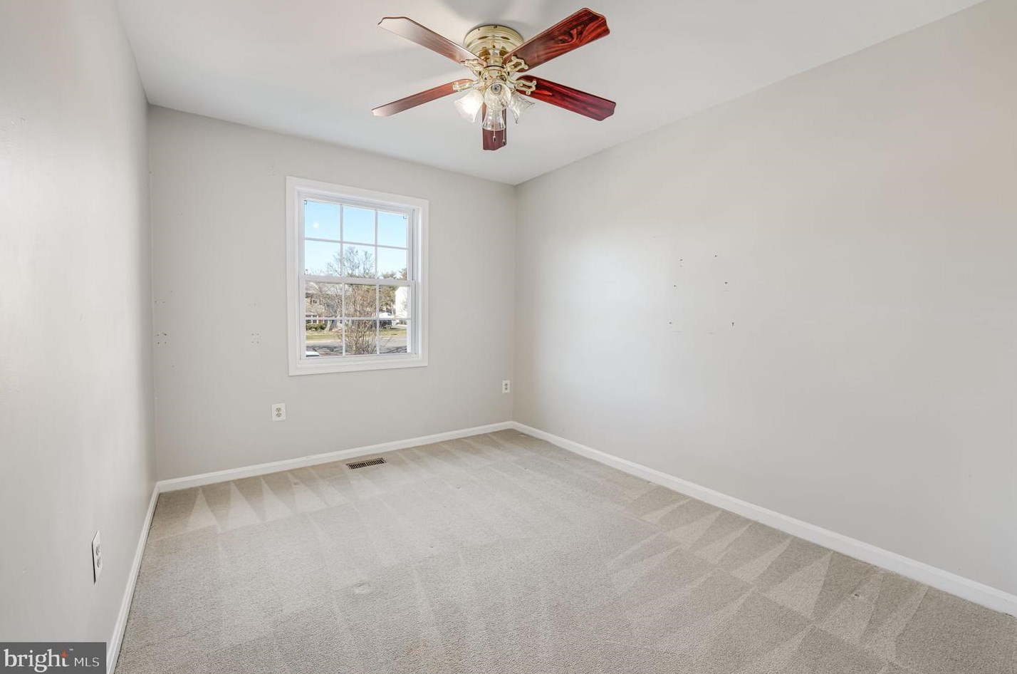 8675 Point Of Woods Dr, Manassas VA  20110-6333 exterior