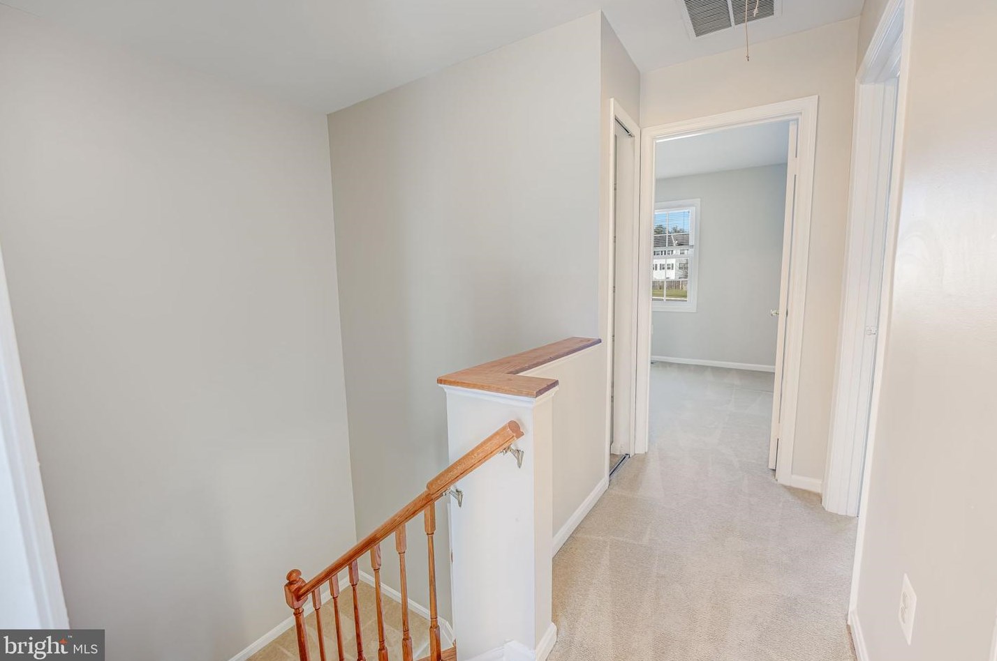 8675 Point Of Woods Dr, Manassas VA  20110-6333 exterior