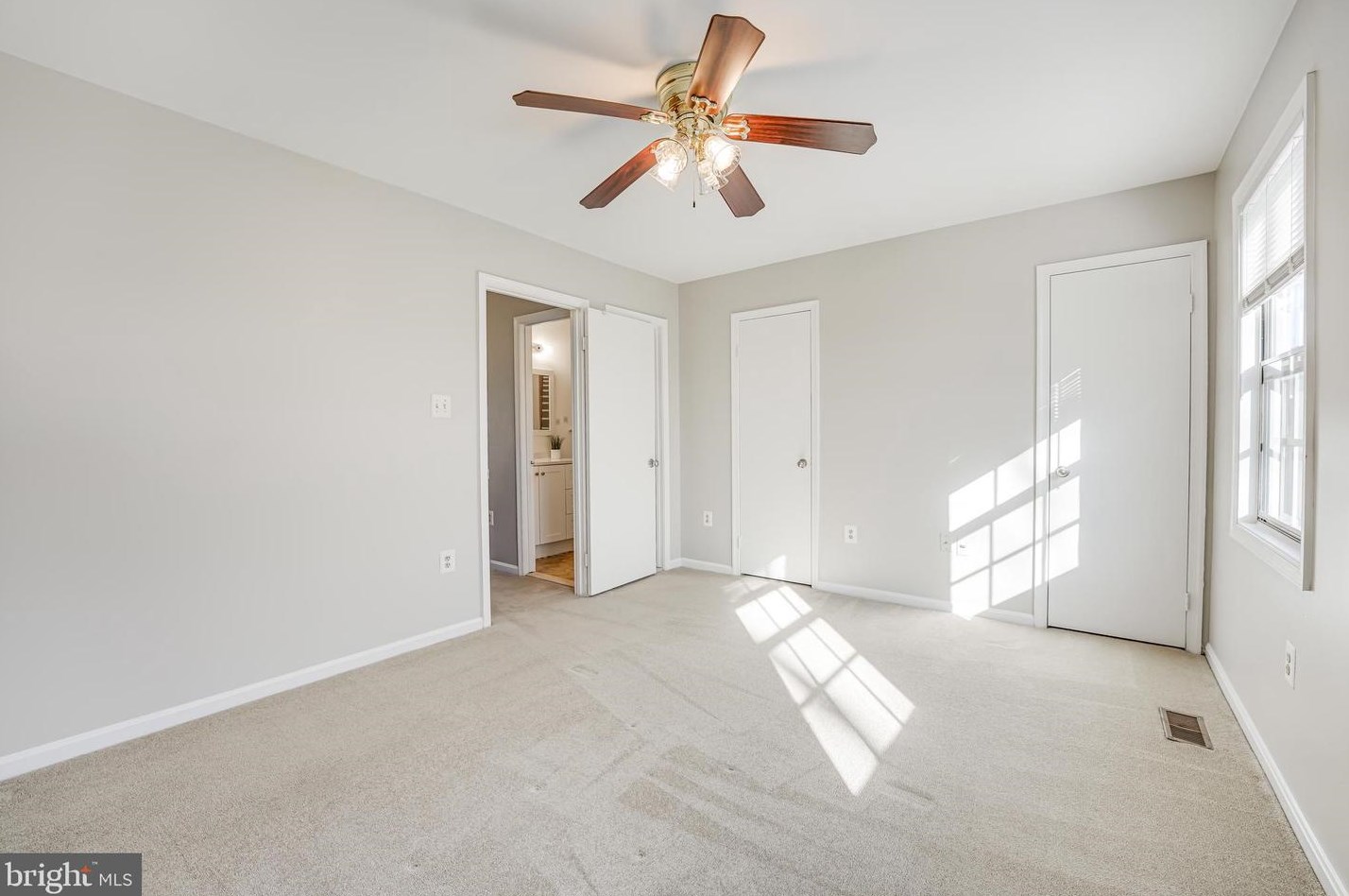 8675 Point Of Woods Dr, Manassas VA  20110-6333 exterior