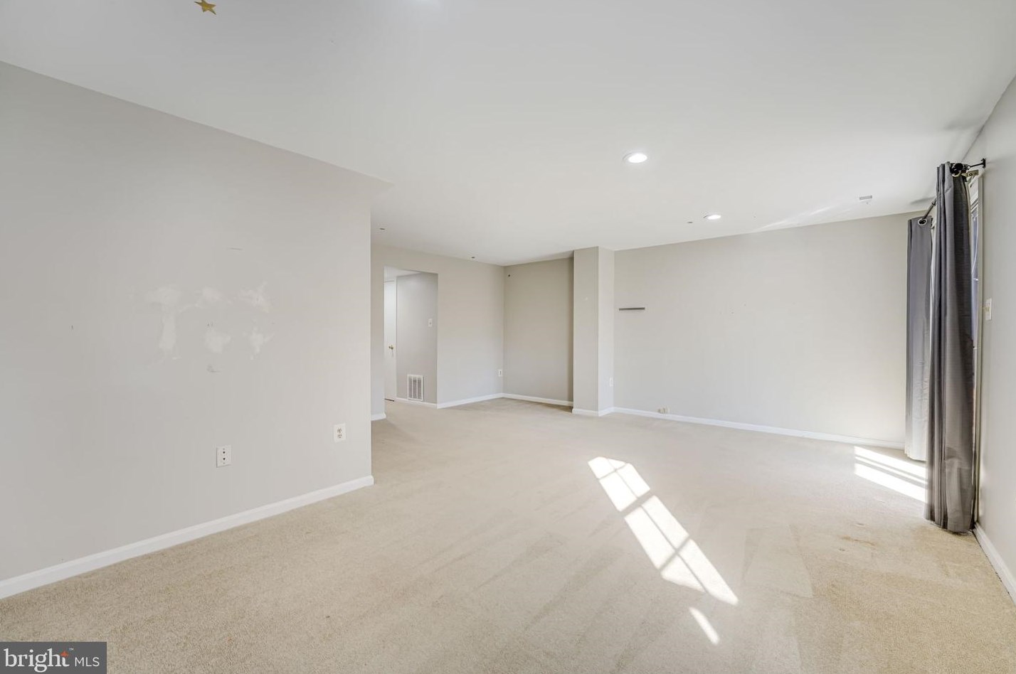 8675 Point Of Woods Dr, Manassas VA  20110-6333 exterior