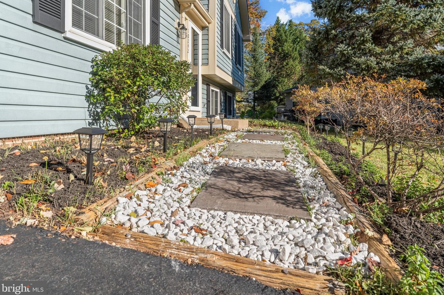 10242 Farmington Ct, Manassas VA  20110-6145 exterior