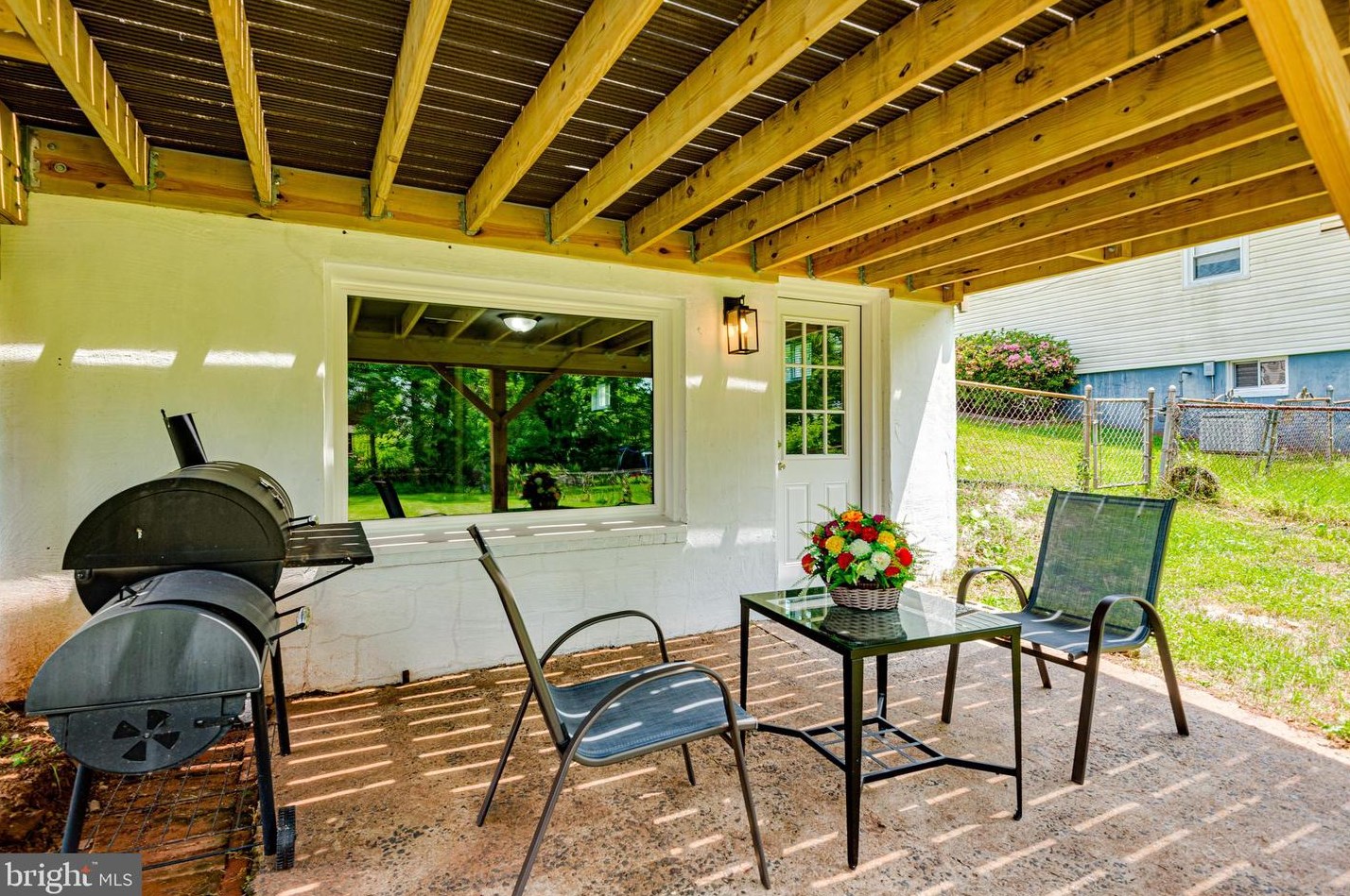 125 Lambert Dr, Manassas VA  20111-1829 exterior