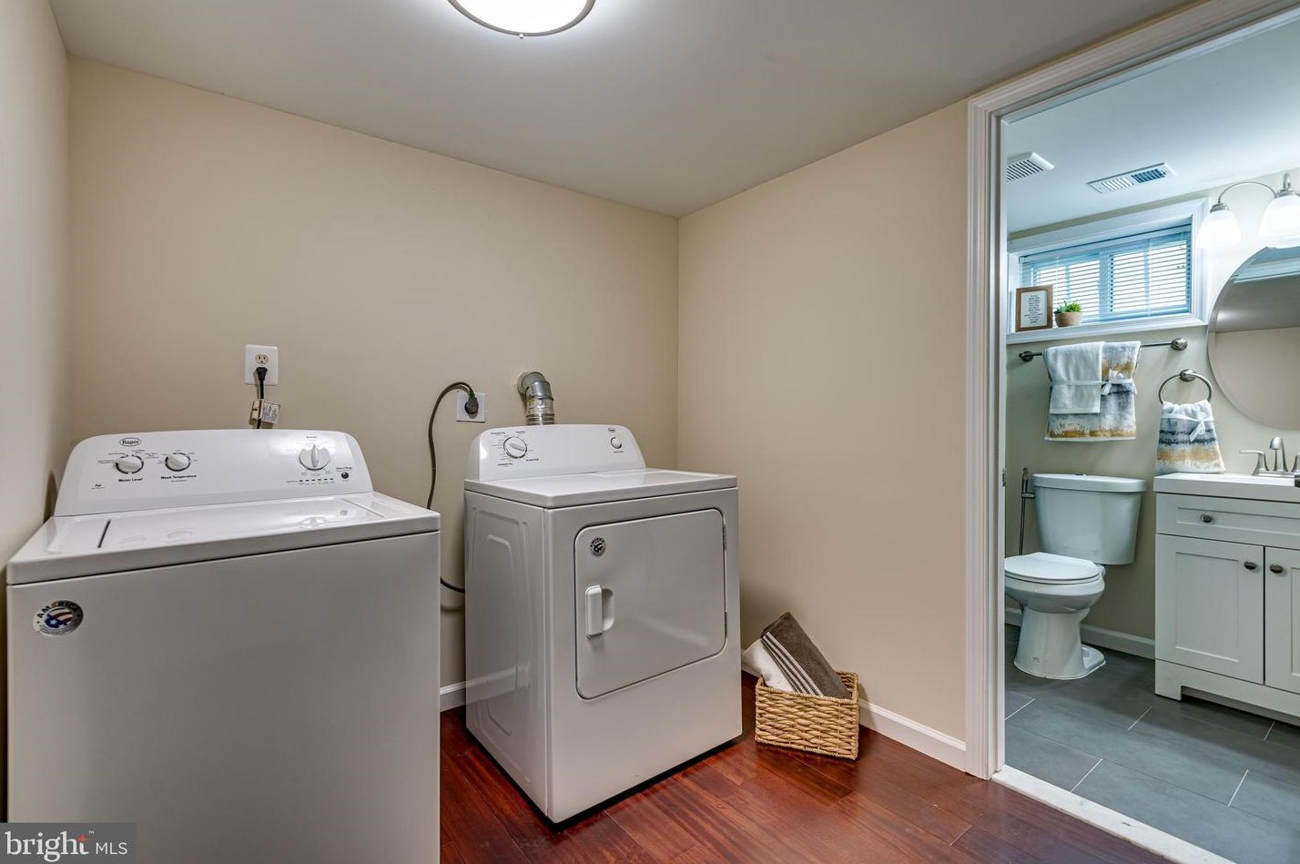 125 Lambert Dr, Manassas VA  20111-1829 exterior