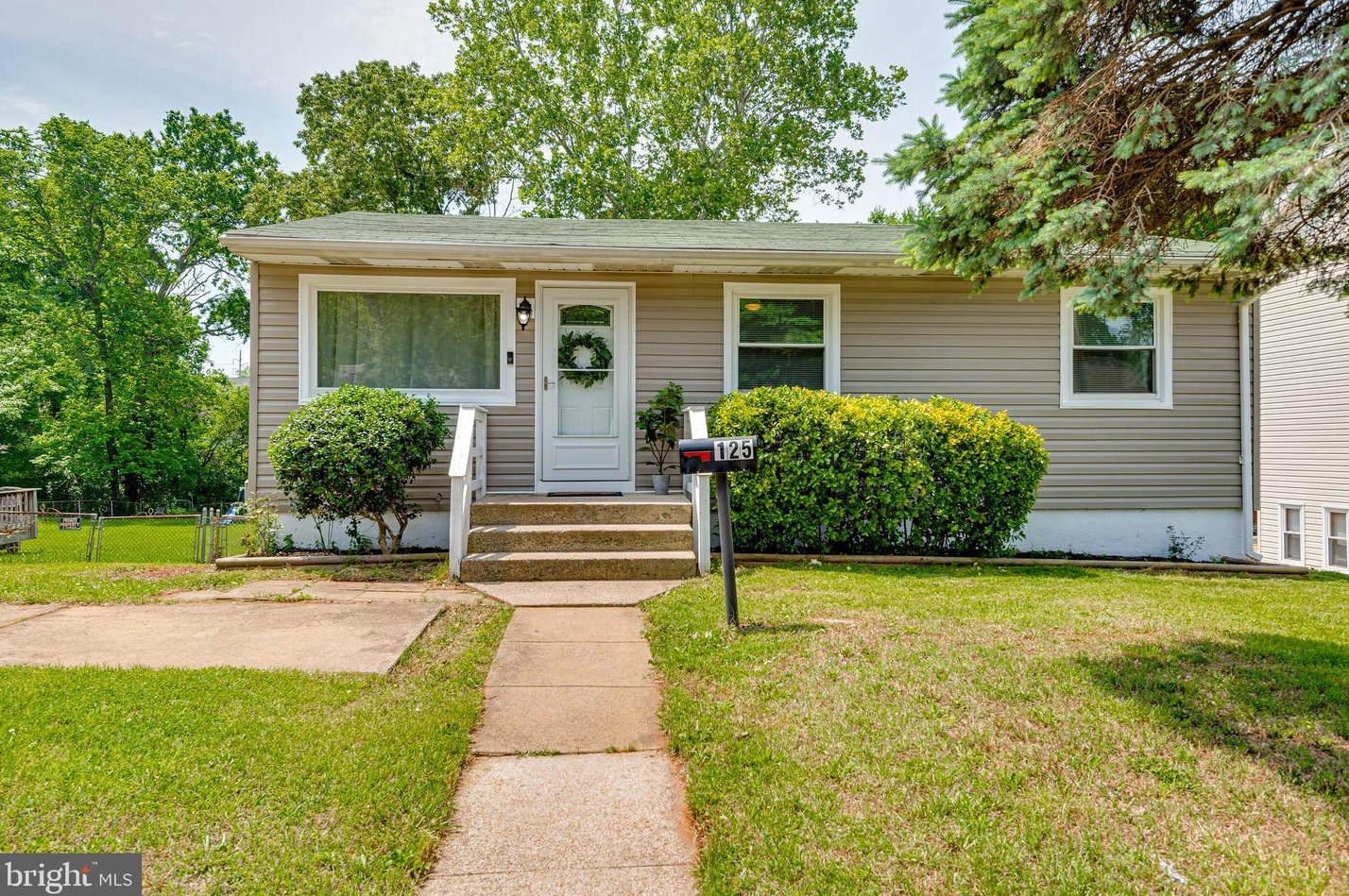 125 Lambert Dr, Manassas VA  20111-1829 exterior