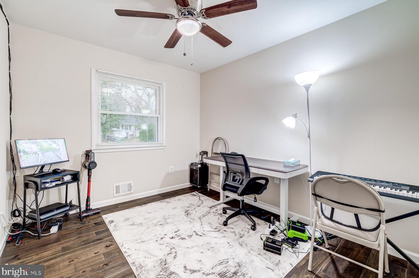 125 Lambert Dr, Manassas VA  20111-1829 exterior