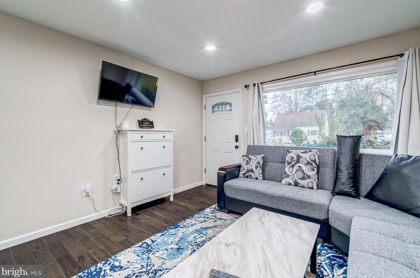 125 Lambert Dr, Manassas VA  20111-1829 exterior