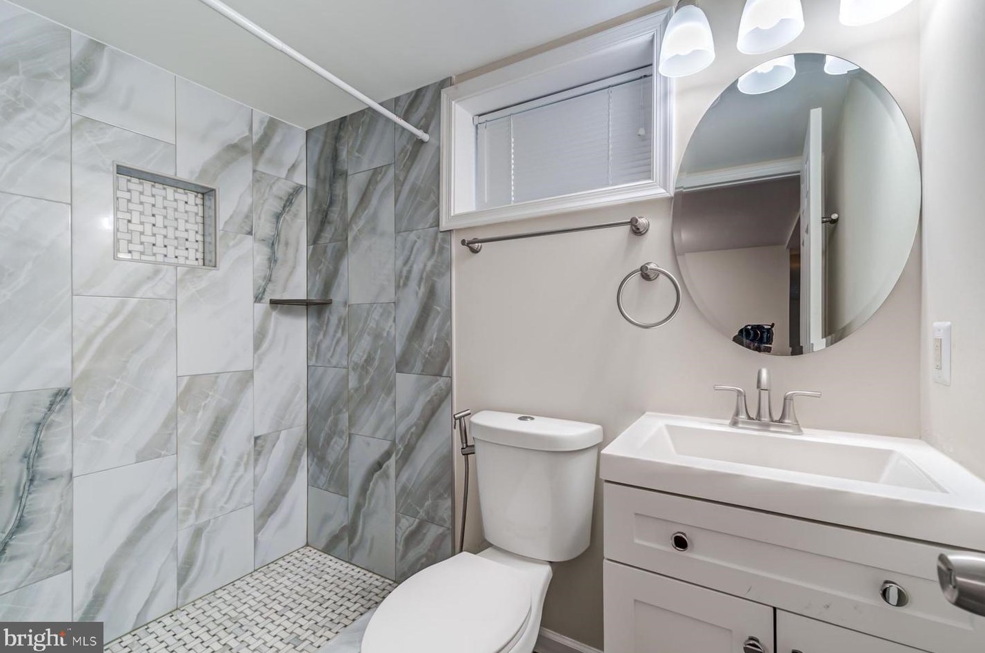 125 Lambert Dr, Manassas VA  20111-1829 exterior