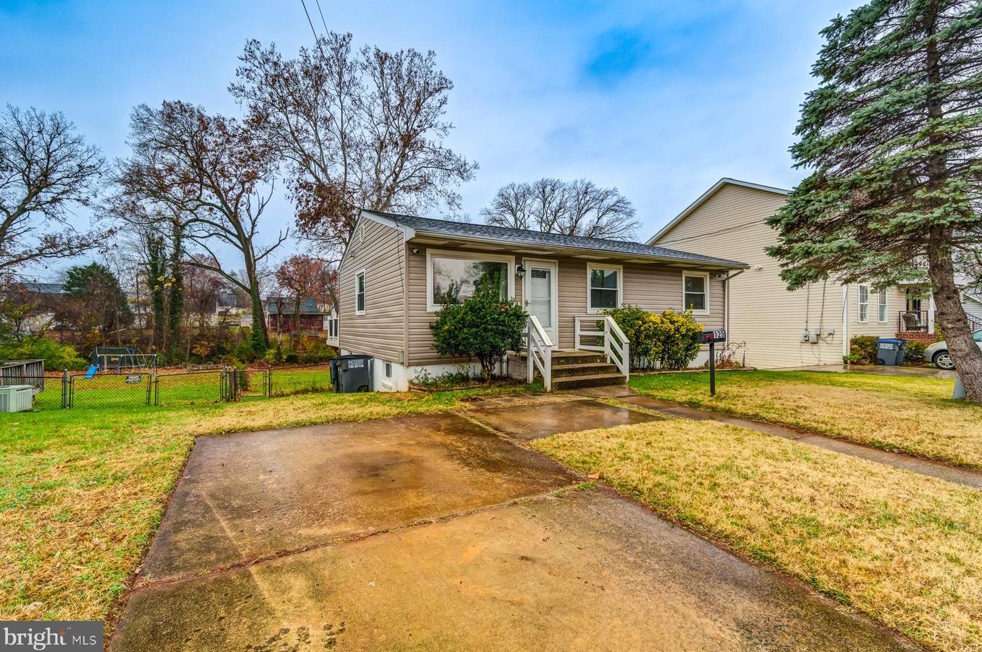 125 Lambert Dr, Manassas VA  20111-1829 exterior