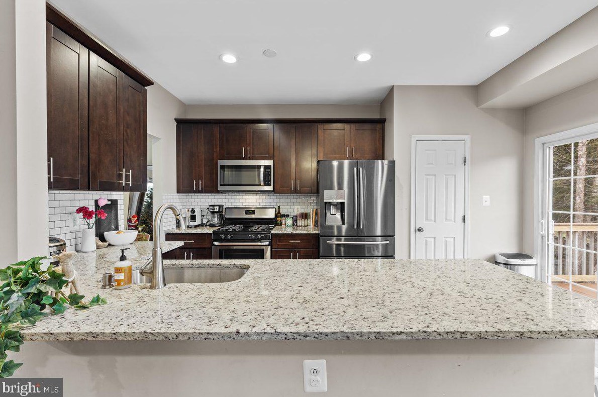 9290 Matthew Dr, Manassas VA  20111-8217 exterior