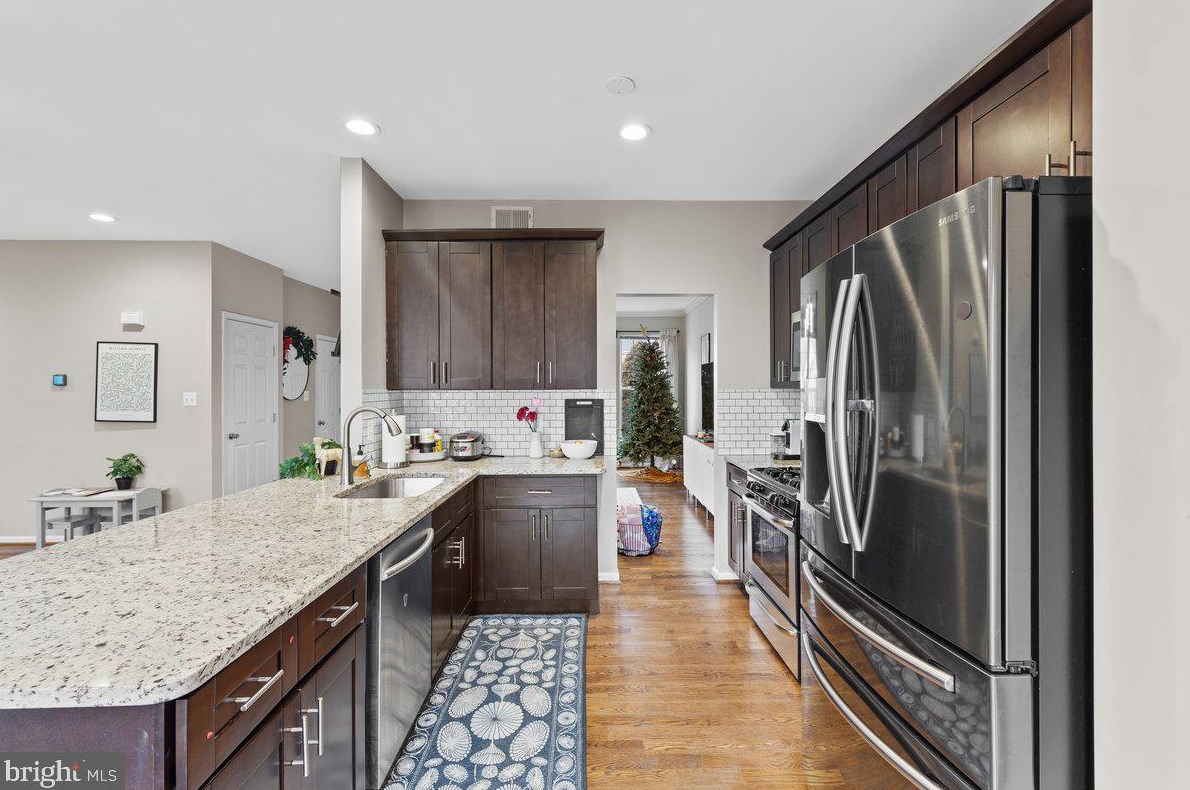 9290 Matthew Dr, Manassas VA  20111-8217 exterior