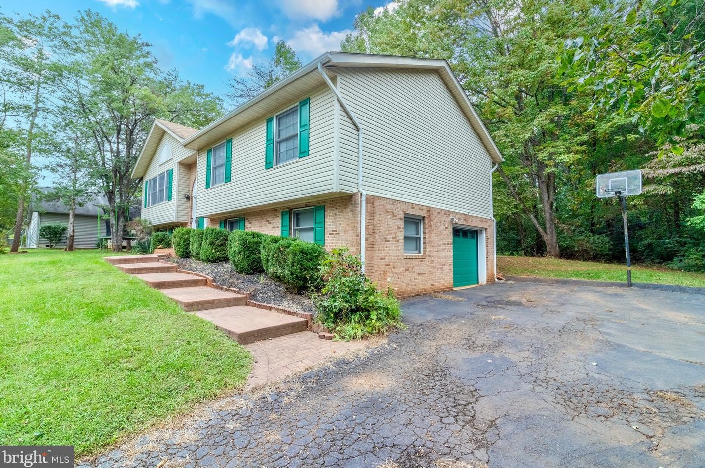 506 Stratford Cir, Locust Grove, VA 22508
