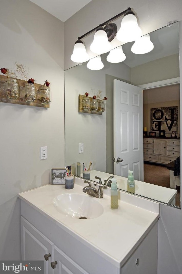 15572 Three Otters Pl, Manassas VA  20112-5424 exterior