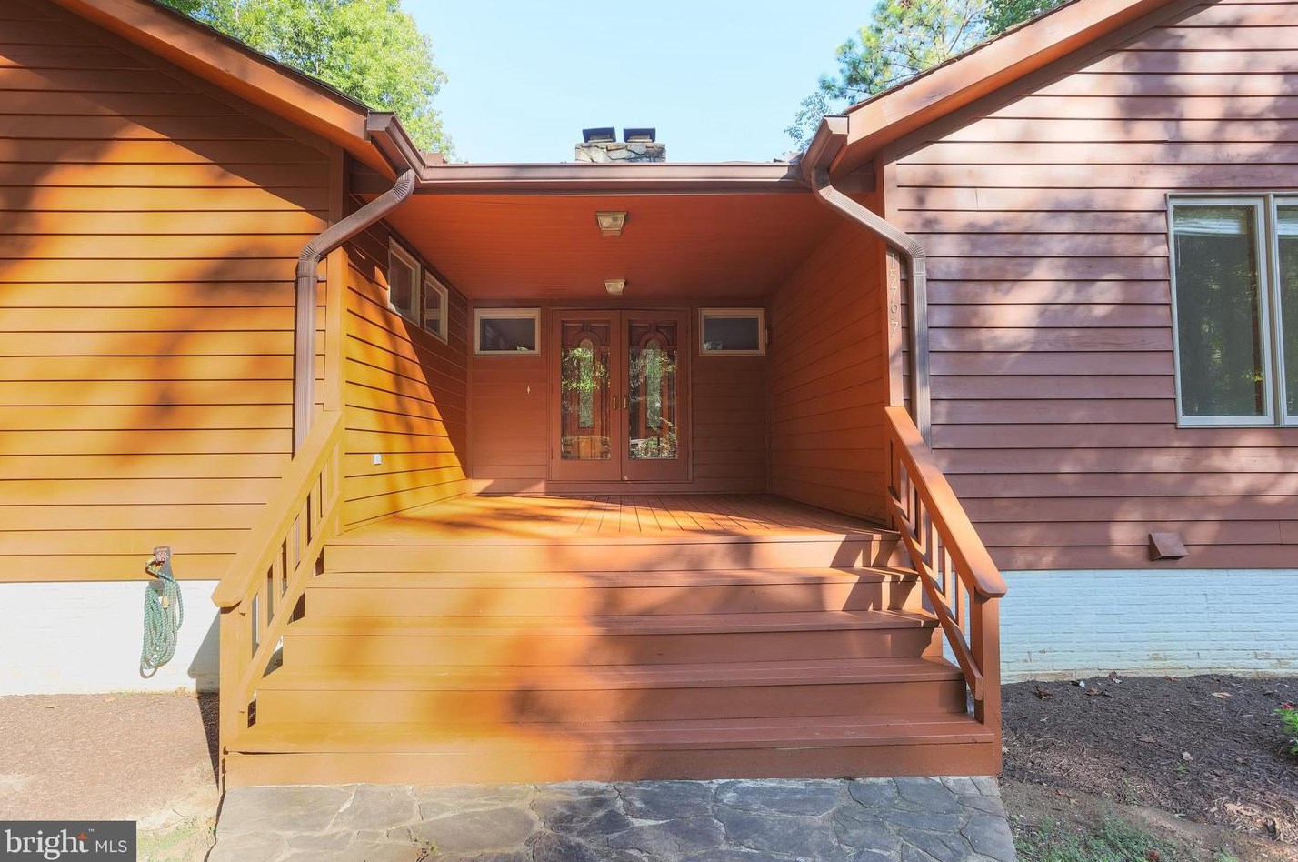 15796 Butler Pl, Dumfries VA  22025-1426 exterior