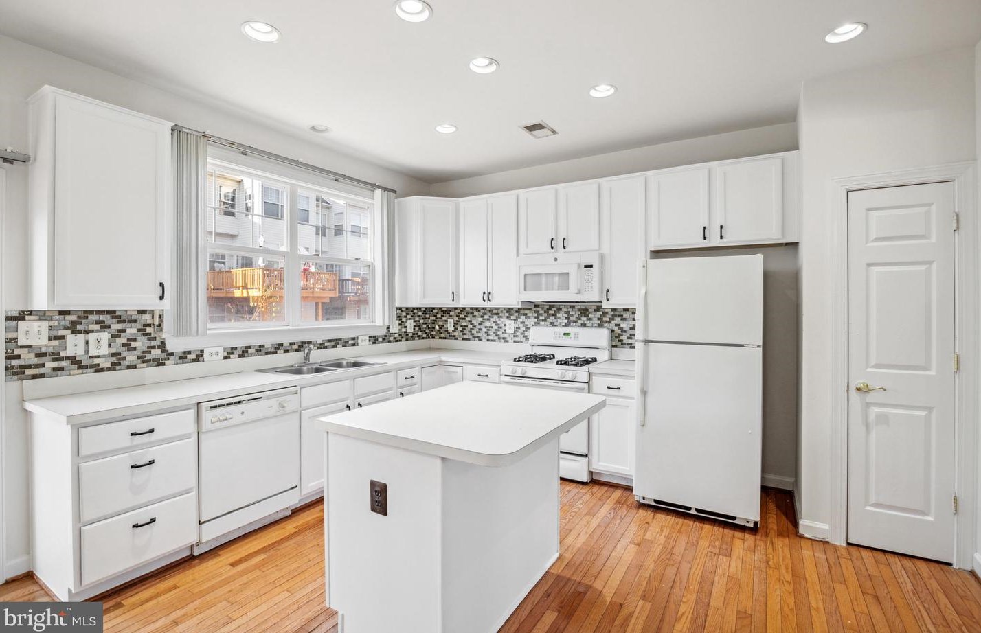 8103 Rainwater Cir, Manassas VA  20111-5225 exterior