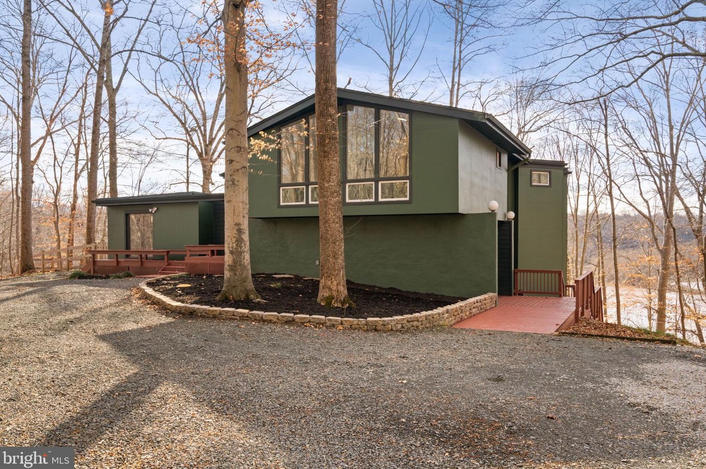 6121 Occoquan Forest Dr, Manassas VA  20112-3034 exterior