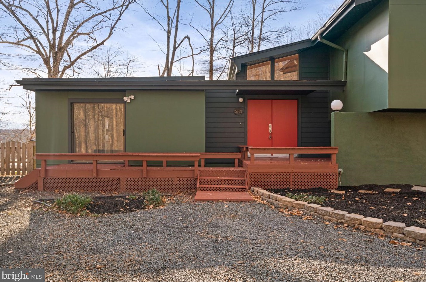 6121 Occoquan Forest Dr, Manassas VA  20112-3034 exterior