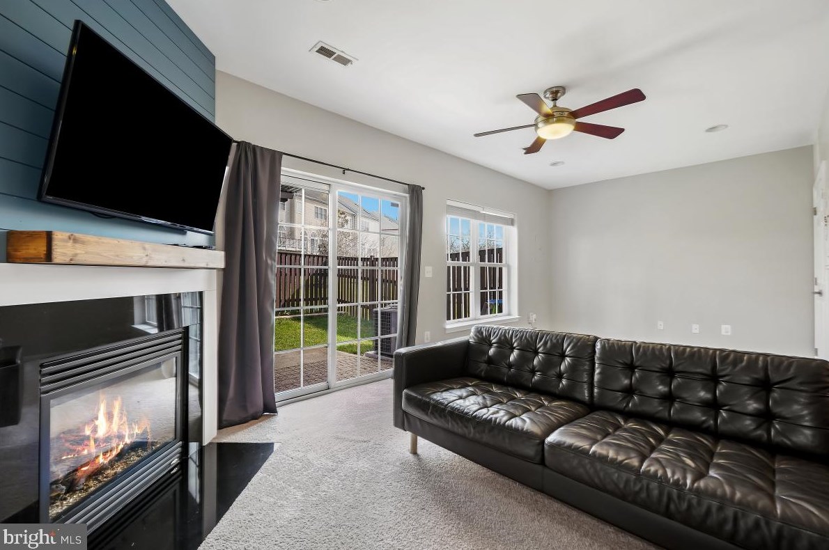 4302 Stone Mountain Ct, Dumfries VA  22025-2033 exterior