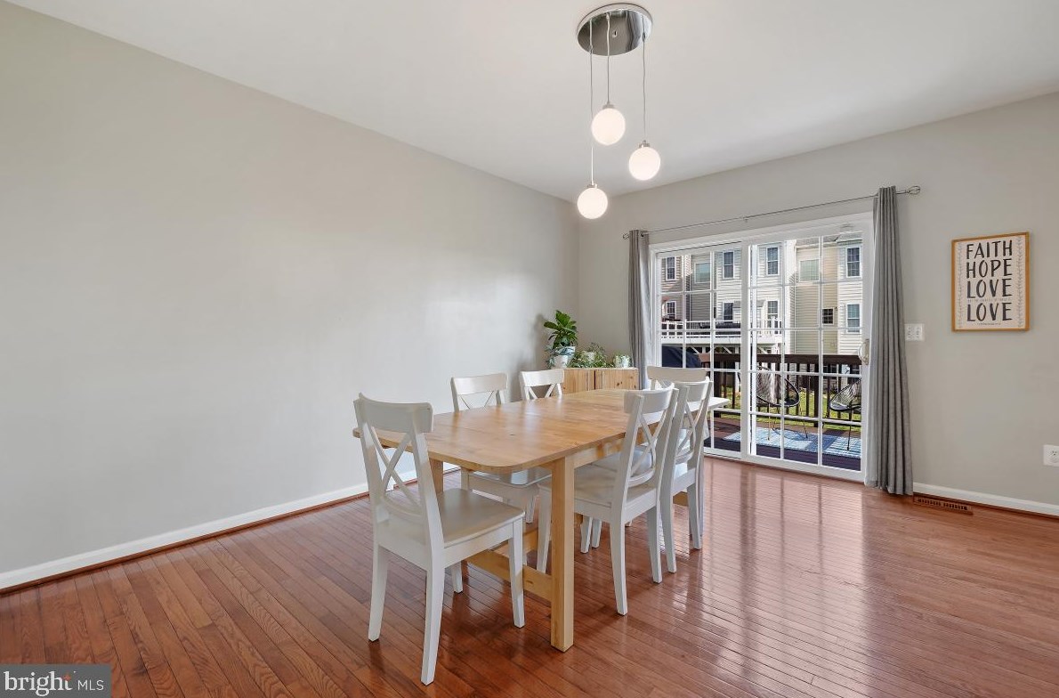 4302 Stone Mountain Ct, Dumfries VA  22025-2033 exterior