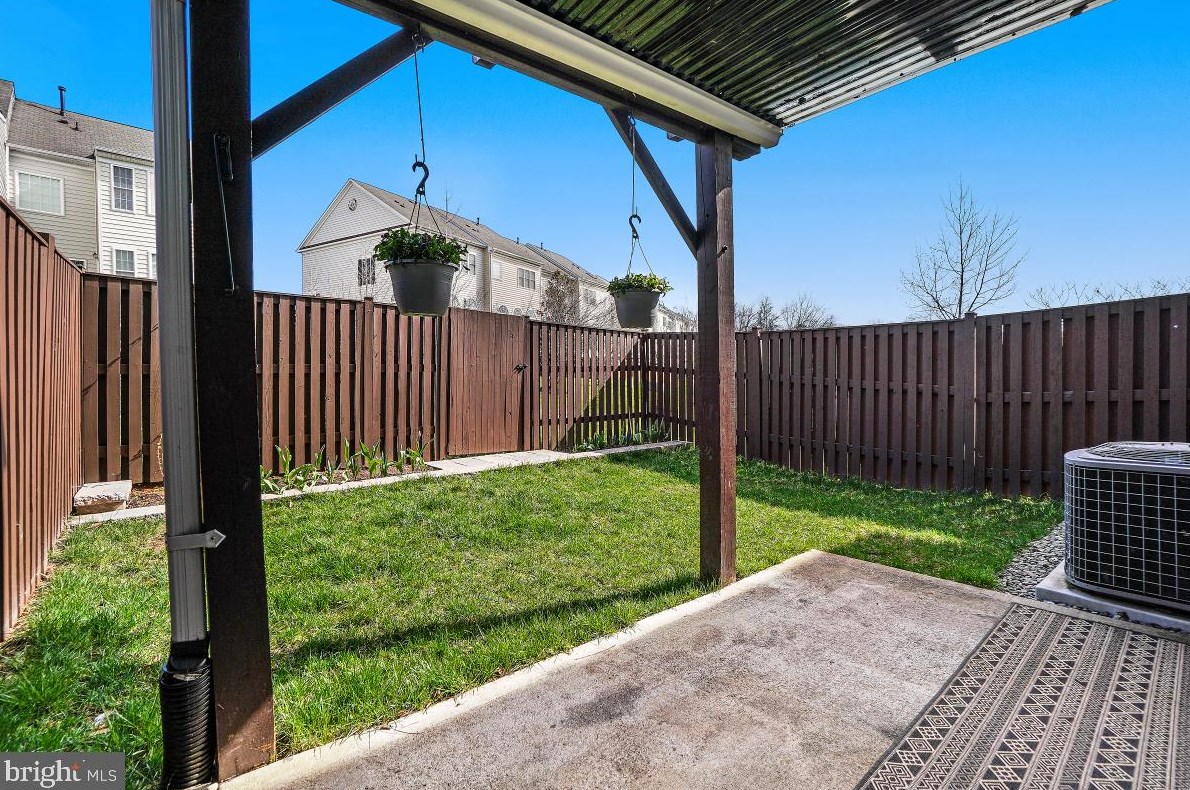 4302 Stone Mountain Ct, Dumfries VA  22025-2033 exterior