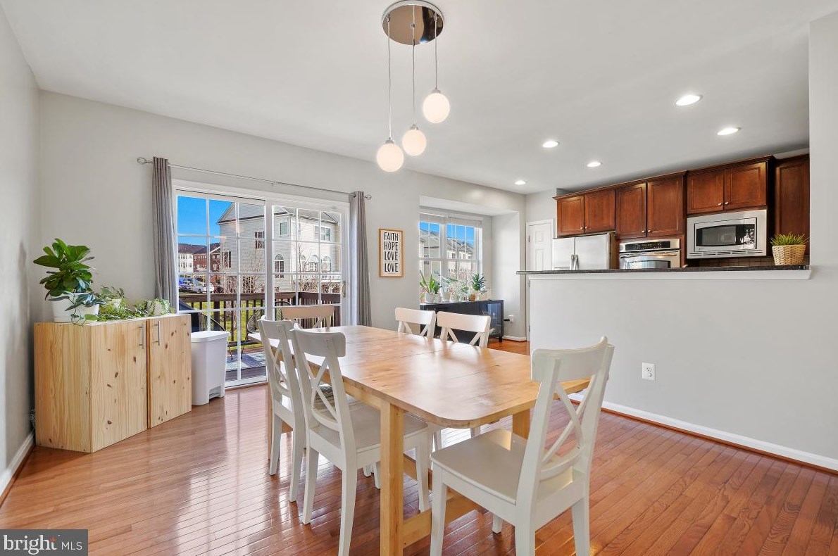 4302 Stone Mountain Ct, Dumfries VA  22025-2033 exterior