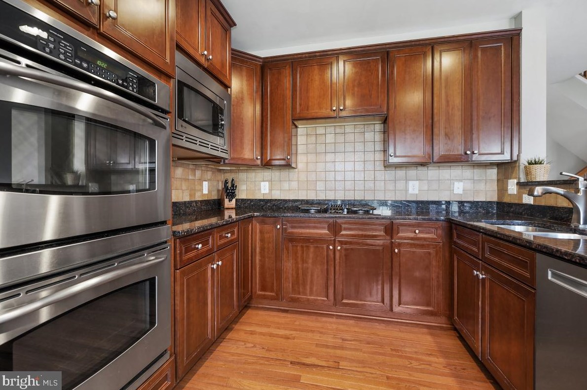 4302 Stone Mountain Ct, Dumfries VA  22025-2033 exterior