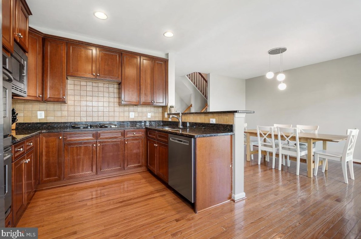 4302 Stone Mountain Ct, Dumfries VA  22025-2033 exterior