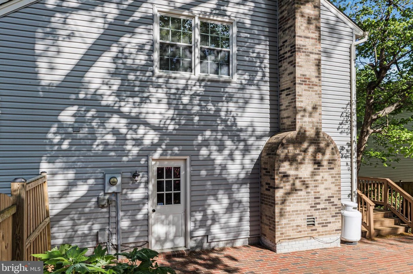 4734 Hickory Nut Pl, Dumfries VA  22025-1046 exterior