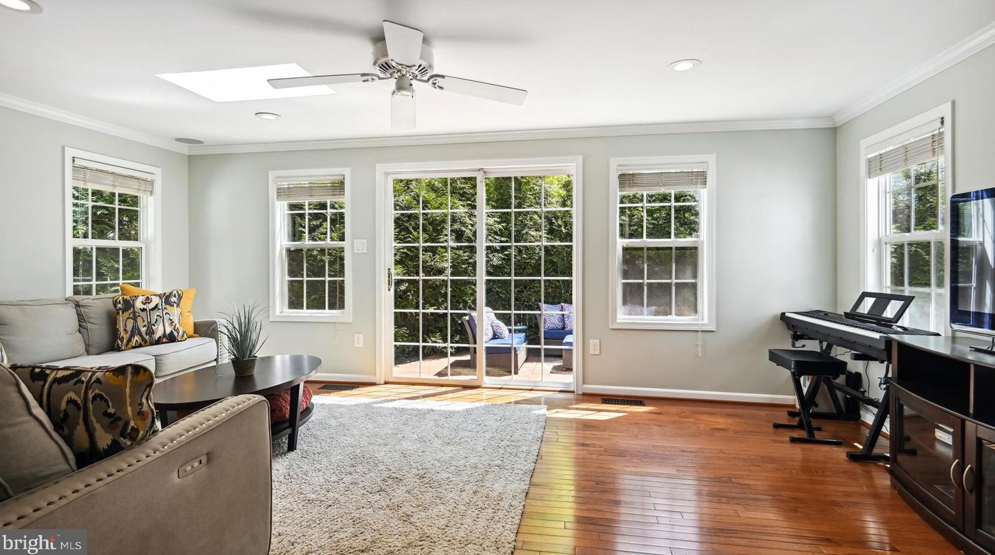 4499 Southwood Pl, Dumfries VA  22025-1004 exterior