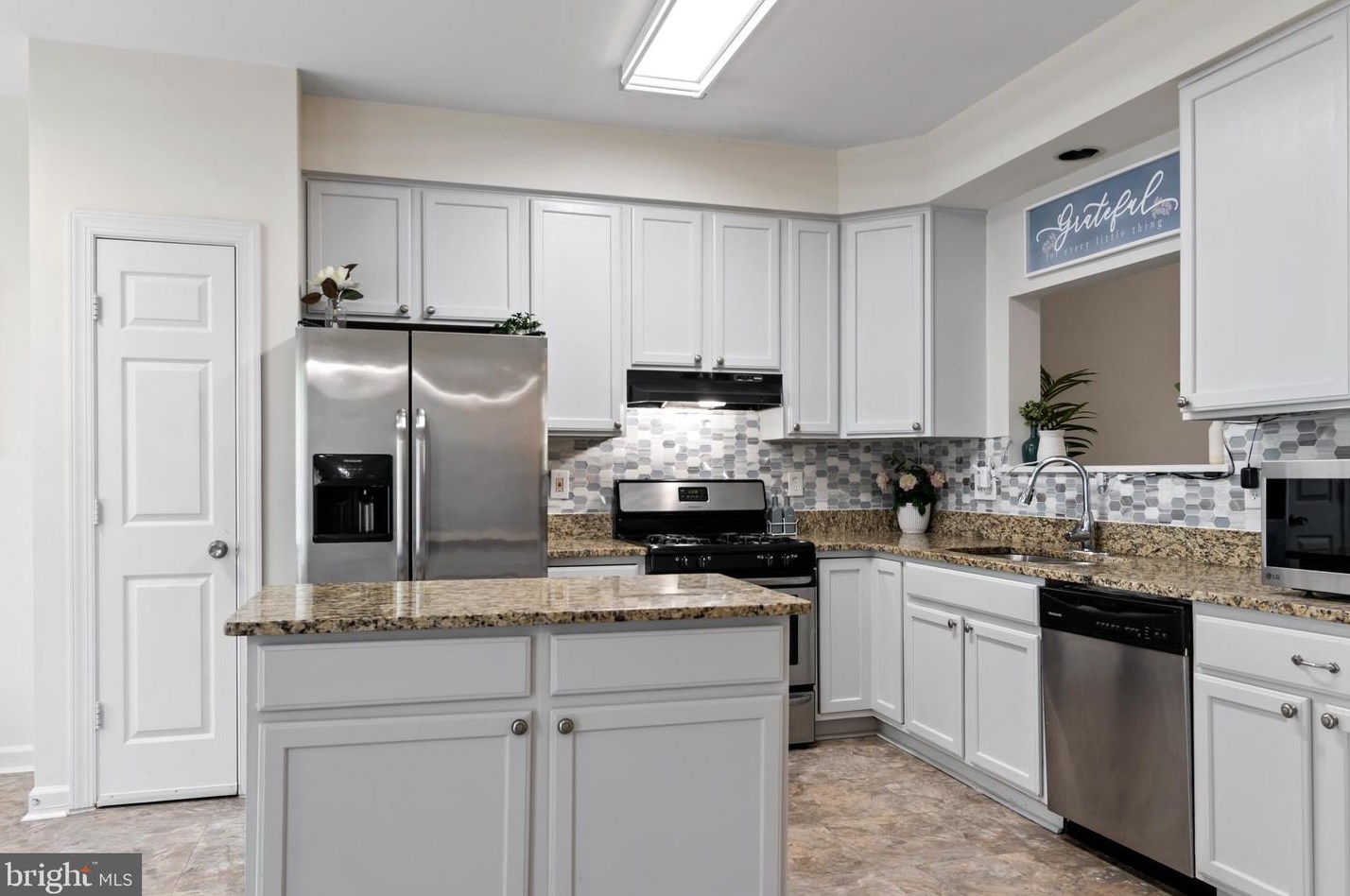 14104 Madrigal Dr, Woodbridge VA  22193-5948 exterior