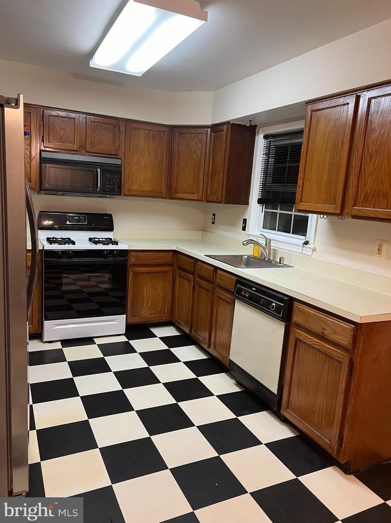 14471 Whisperwood Ct, Dumfries VA  22025-1133 exterior