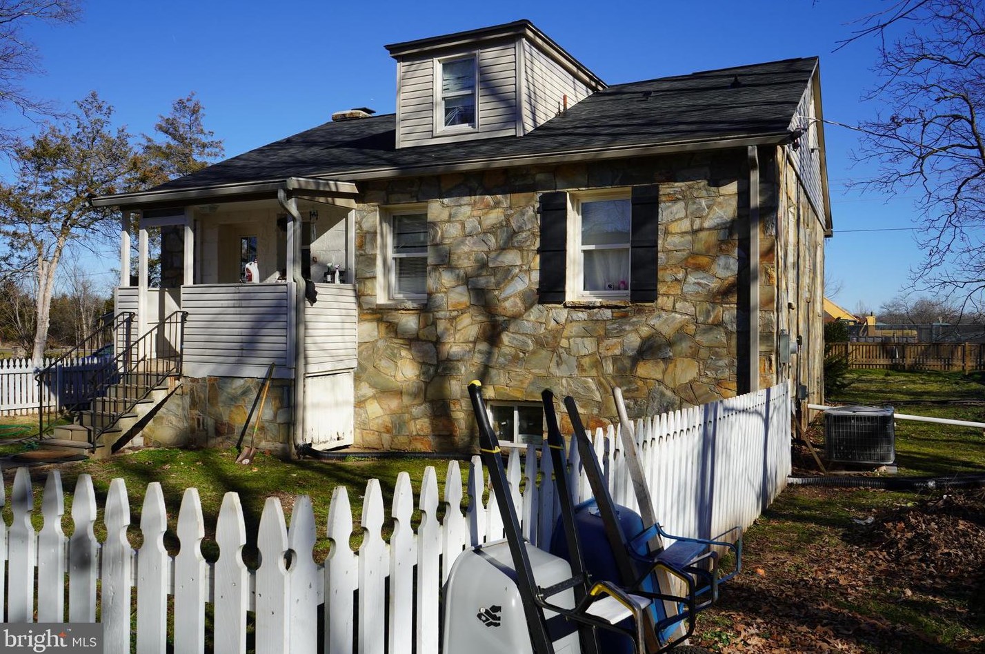 2406 James Madison Hwy, Haymarket VA  20169-1408 exterior