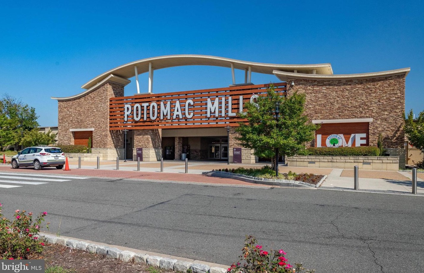 13931 Ruler Ct, Woodbridge VA  22193-3733 exterior