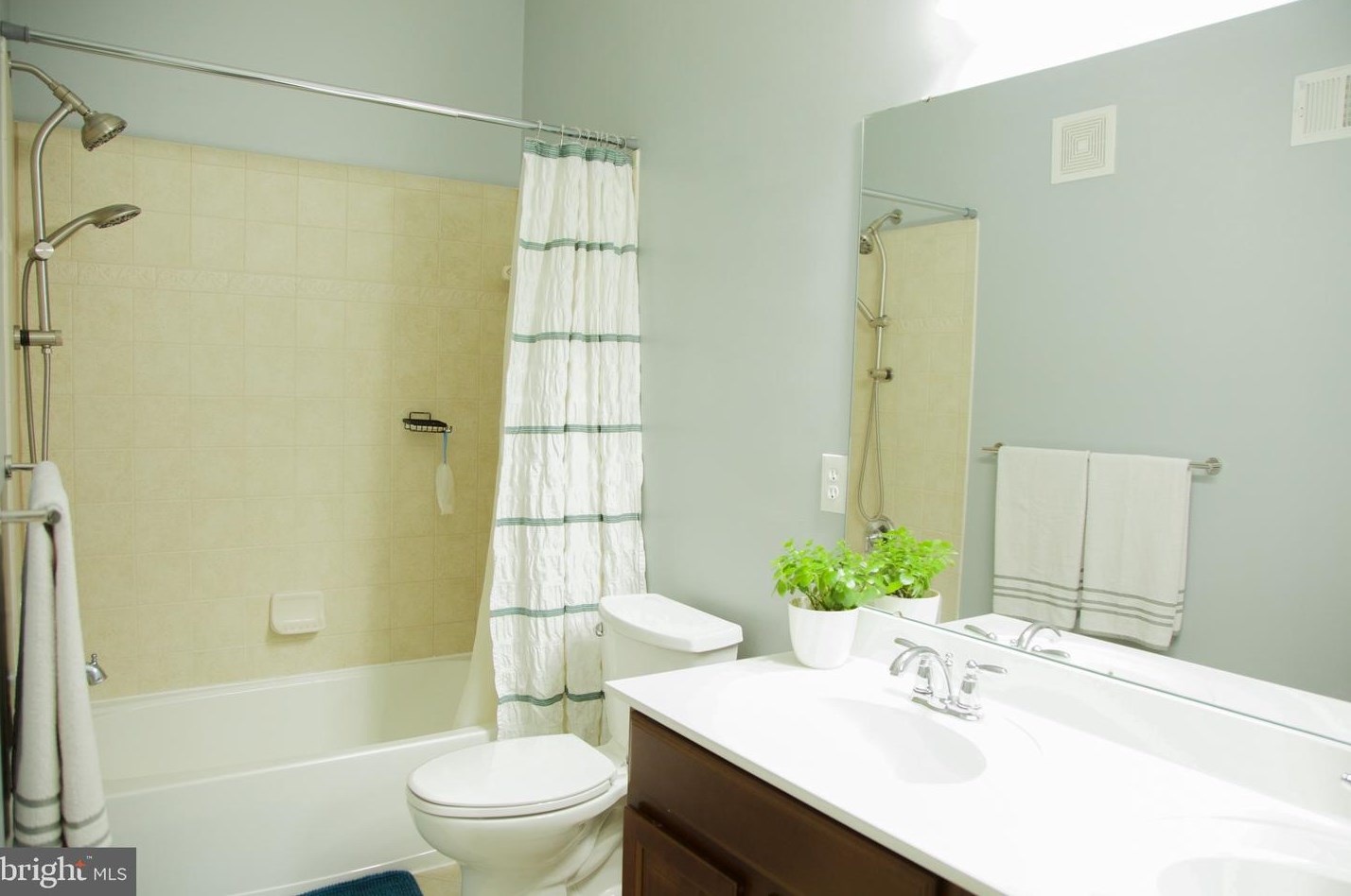 2631 Eastbourne Dr, Woodbridge VA  22191-4090 exterior