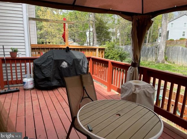 15069 Mill Spring Dr, Dumfries VA  22025-1078 exterior