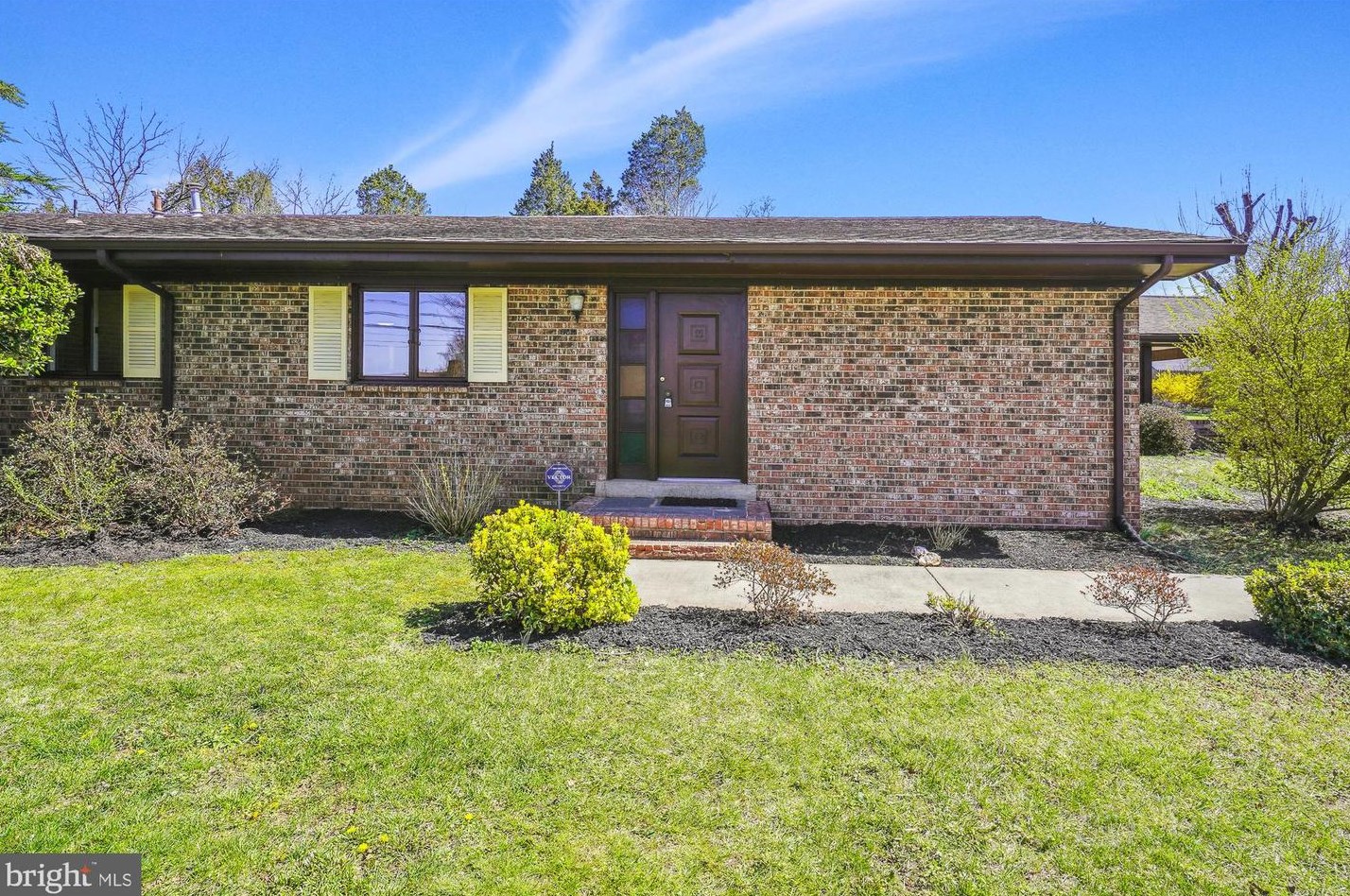 8405 Sunset Dr, Manassas VA  20110-3827 exterior