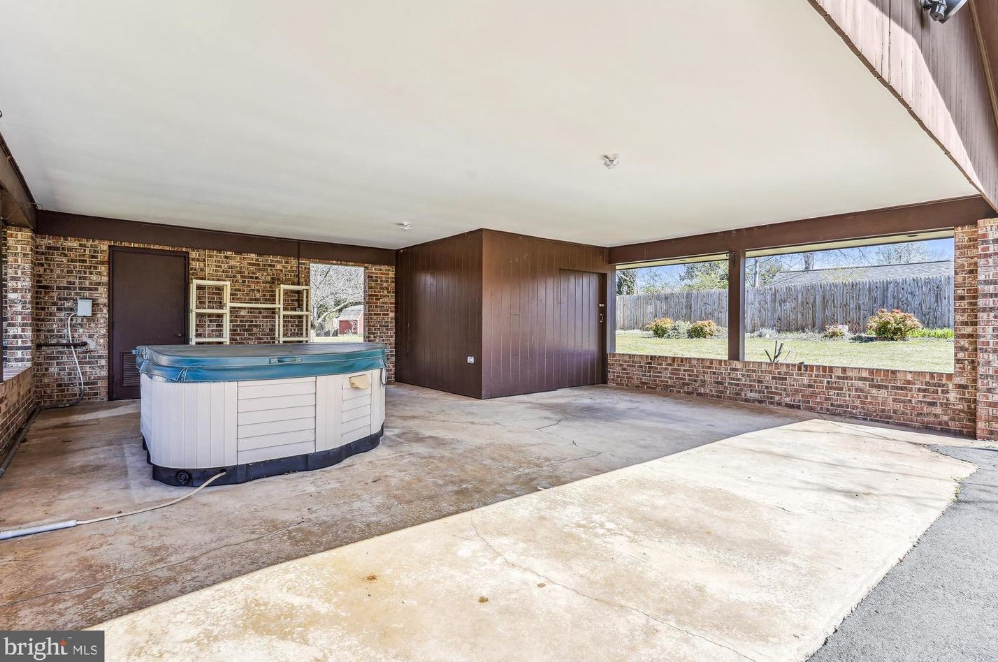 8405 Sunset Dr, Manassas VA  20110-3827 exterior