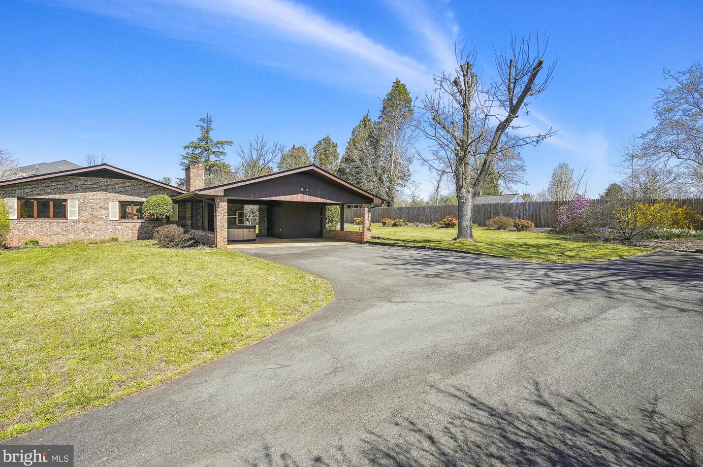 8405 Sunset Dr, Manassas VA  20110-3827 exterior