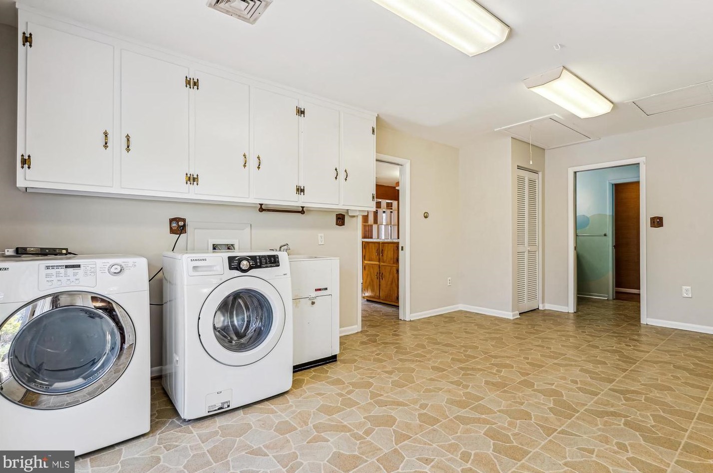 8405 Sunset Dr, Manassas VA  20110-3827 exterior