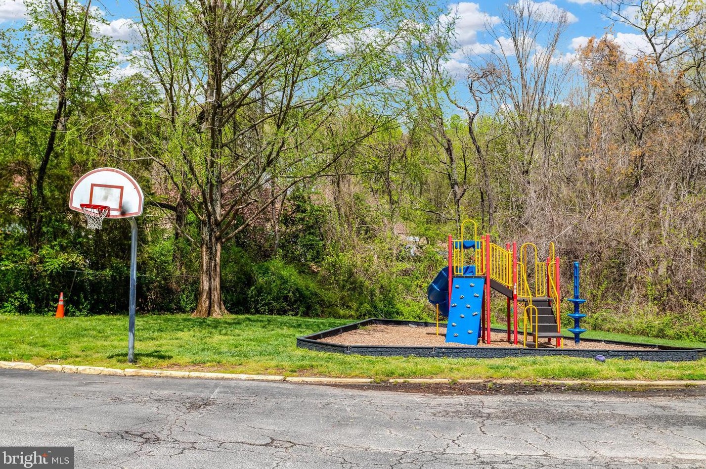 12767 Cara Dr, Woodbridge VA  22192-2734 exterior