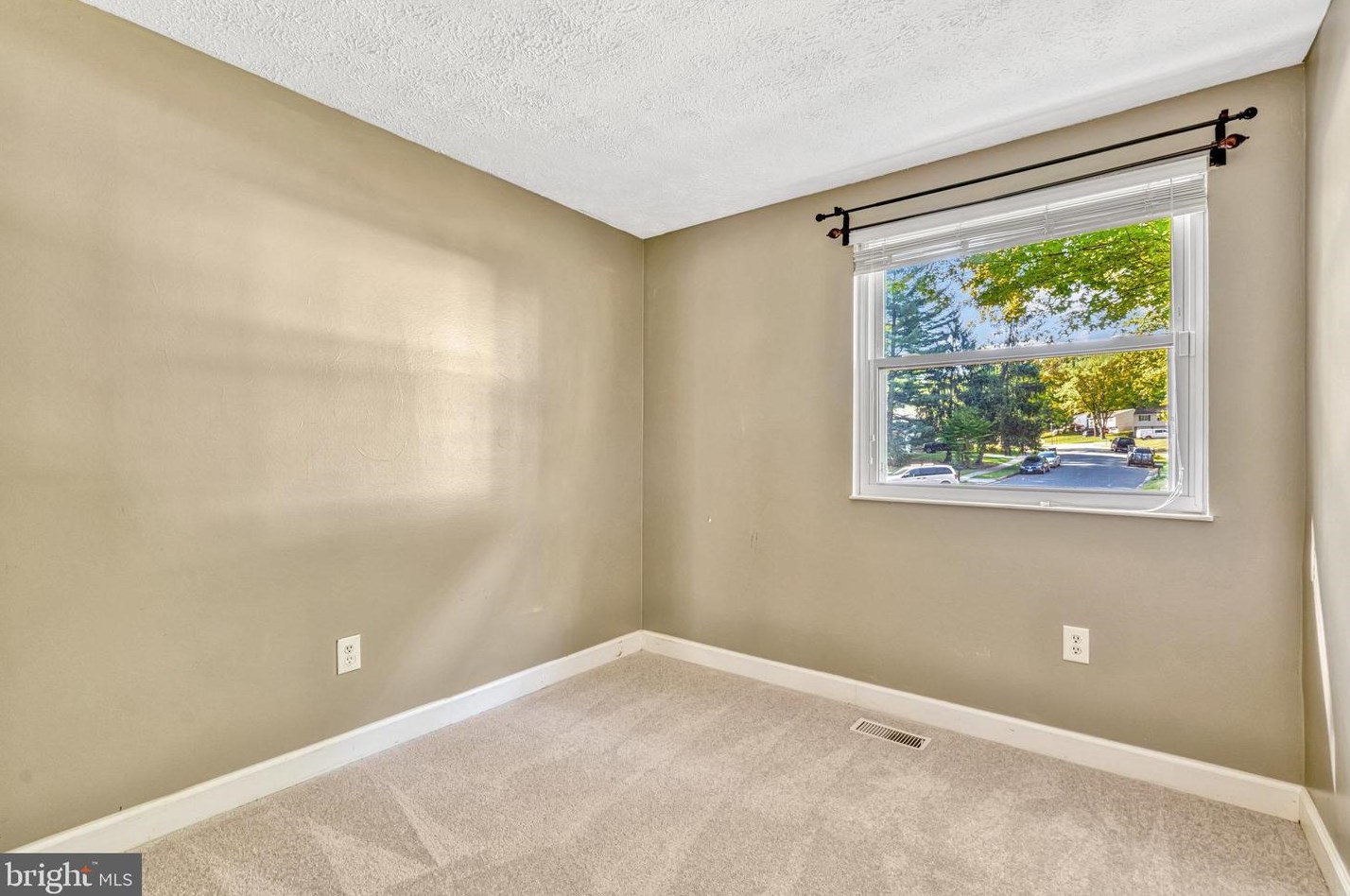 16000 Normandy Ct, Woodbridge VA  22191-4321 exterior