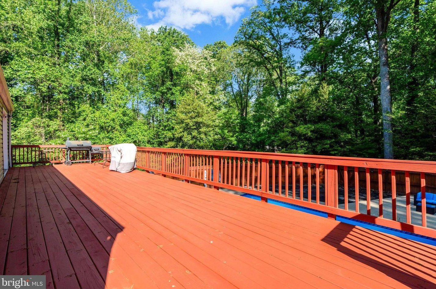 16000 Normandy Ct, Woodbridge VA  22191-4321 exterior